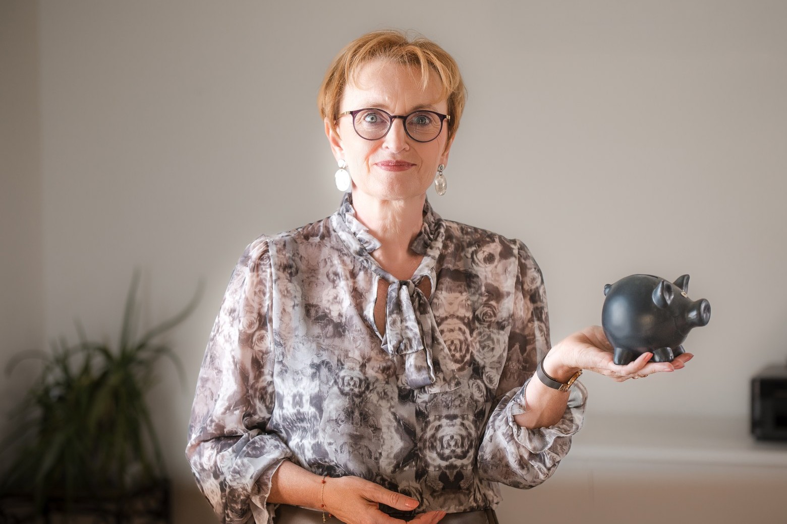 Monika Lackner mit Sparschwein
