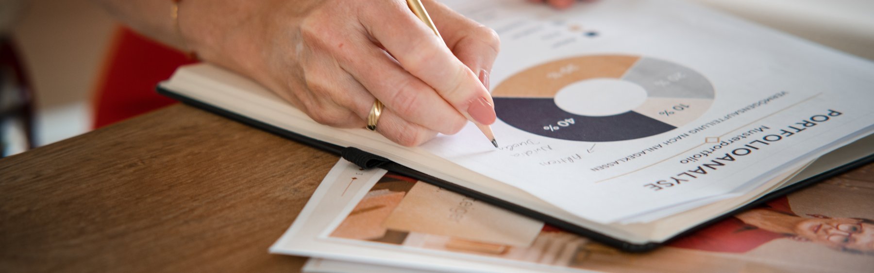 Monika Lackner bei einer Portfolioanalyse