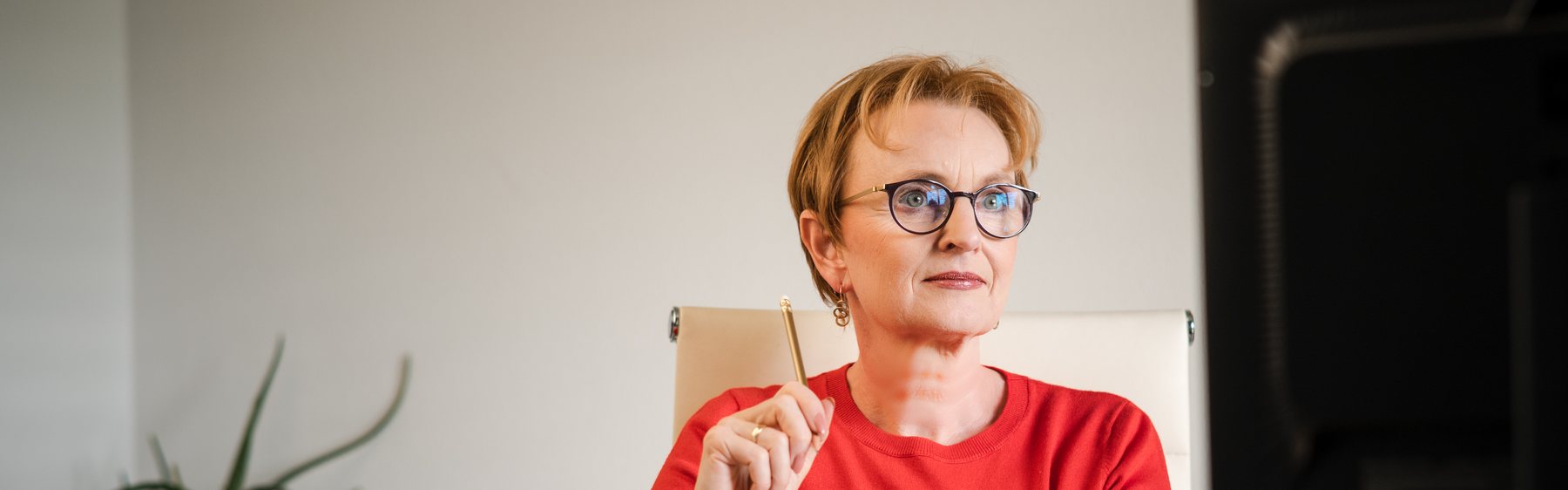 Monika Lackner an ihrem Schreibtisch