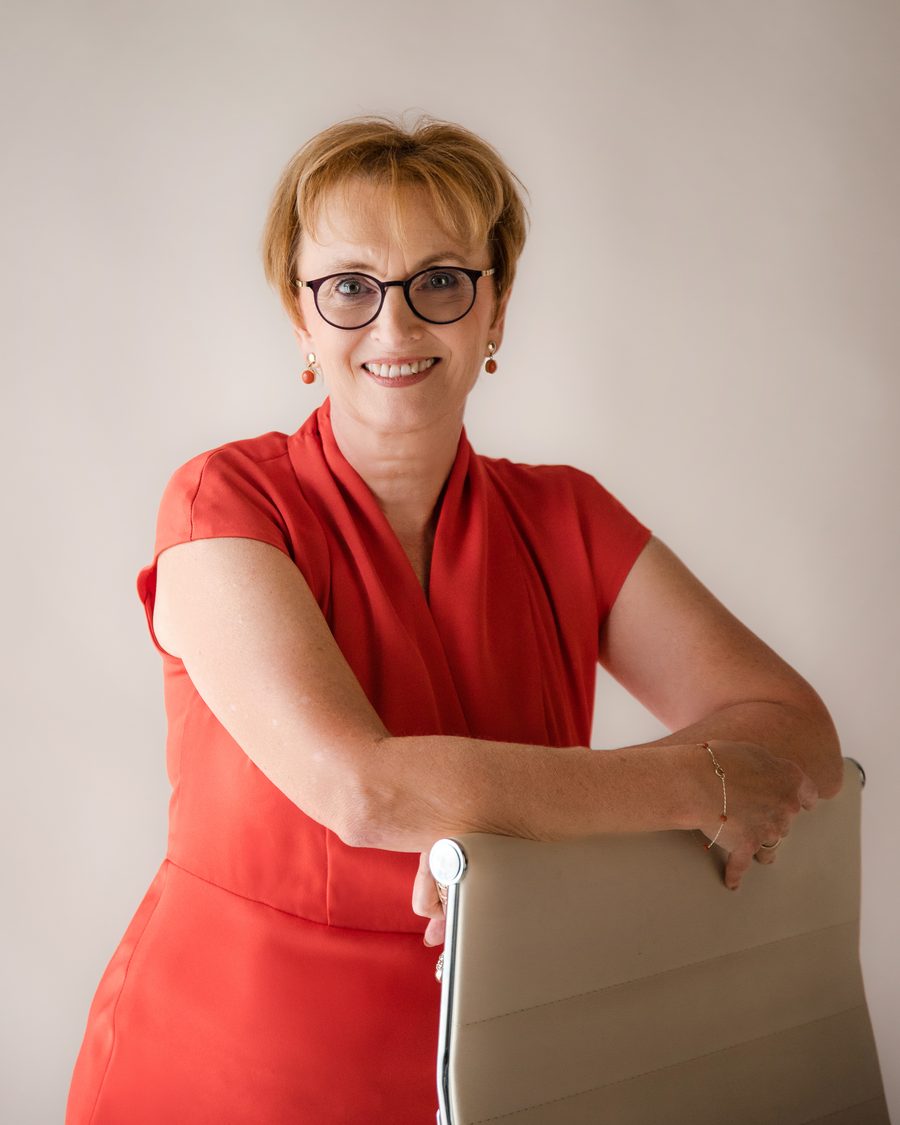 Monika Lackner, an einen Stuhl gelehnt