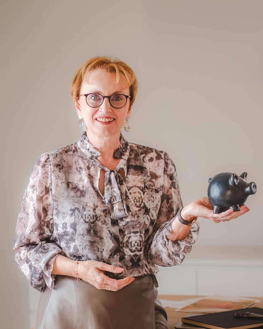 Monika Lackner mit Sparschwein